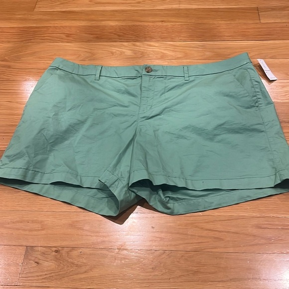 Old Navy Pants - NWT Old Navy women’s green shorts size 18 .